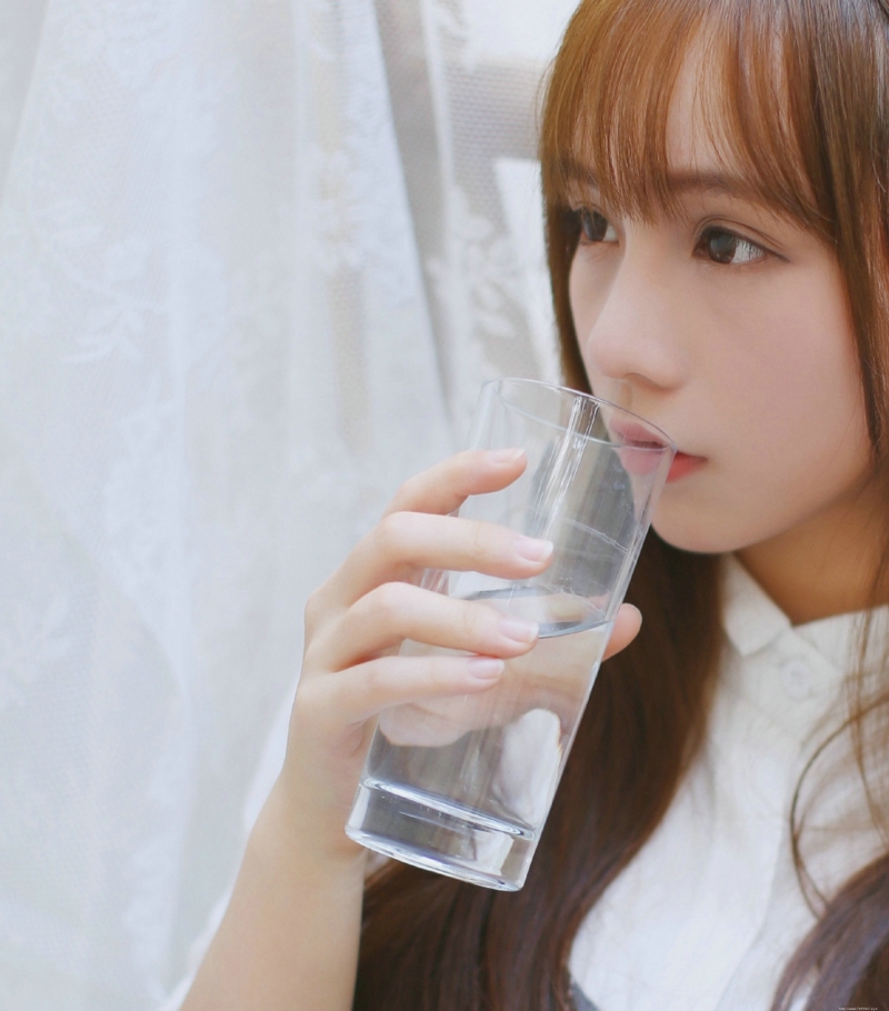 长发连衣裙妹子与猫咪嬉戏玩耍