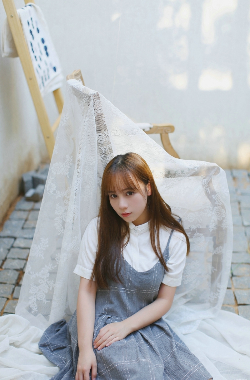 长发连衣裙妹子与猫咪嬉戏玩耍