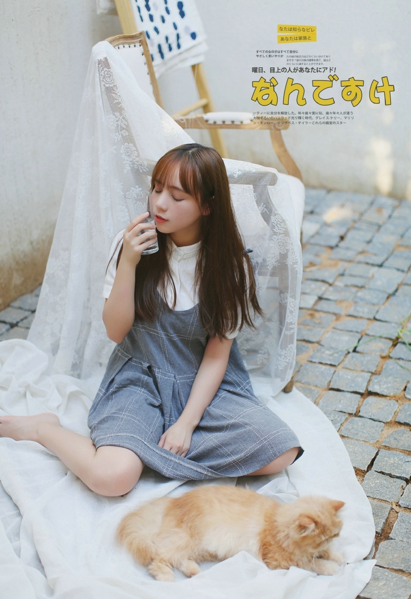 长发连衣裙妹子与猫咪嬉戏玩耍