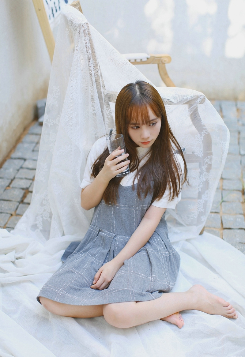 长发连衣裙妹子与猫咪嬉戏玩耍