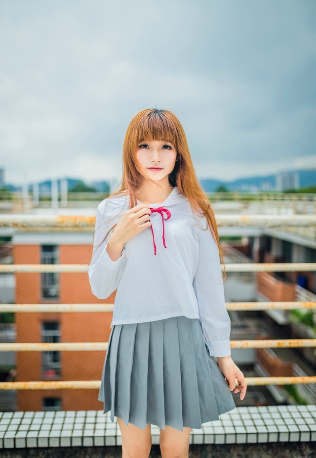 天台双眼皮学生妹超短裙你的微笑便是晴天