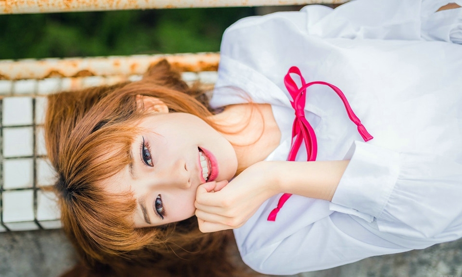 天台双眼皮学生妹超短裙你的微笑便是晴天