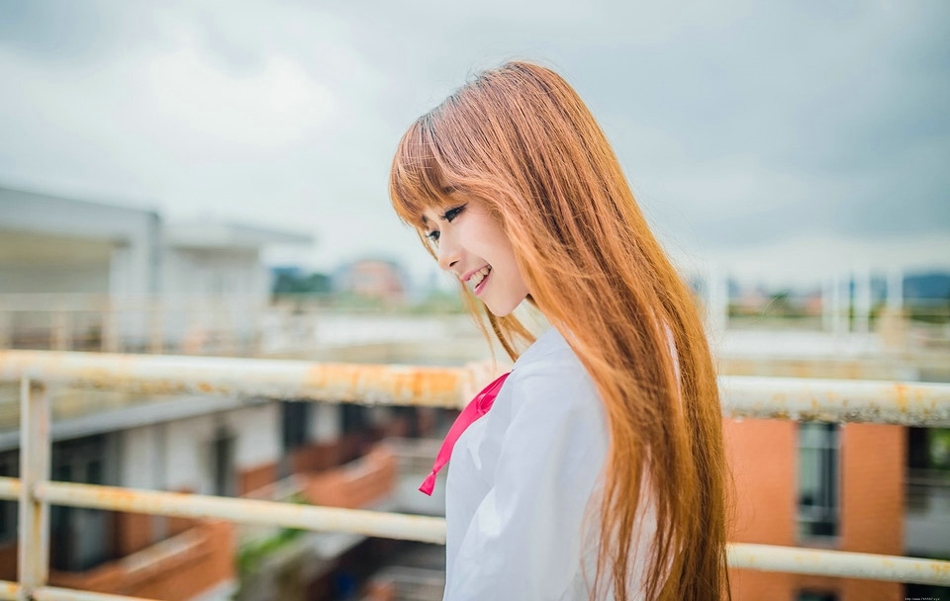天台双眼皮学生妹超短裙你的微笑便是晴天
