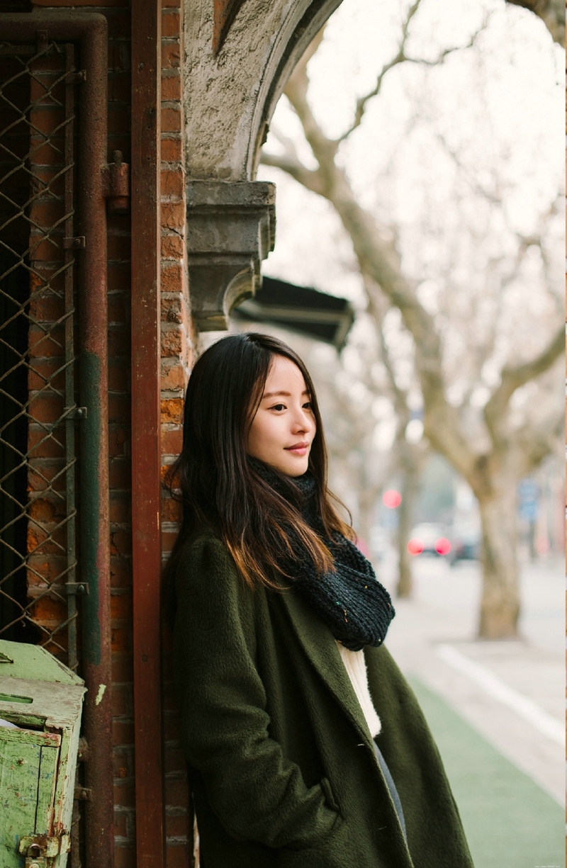 街角咖啡店内的气质风衣美女文艺写真