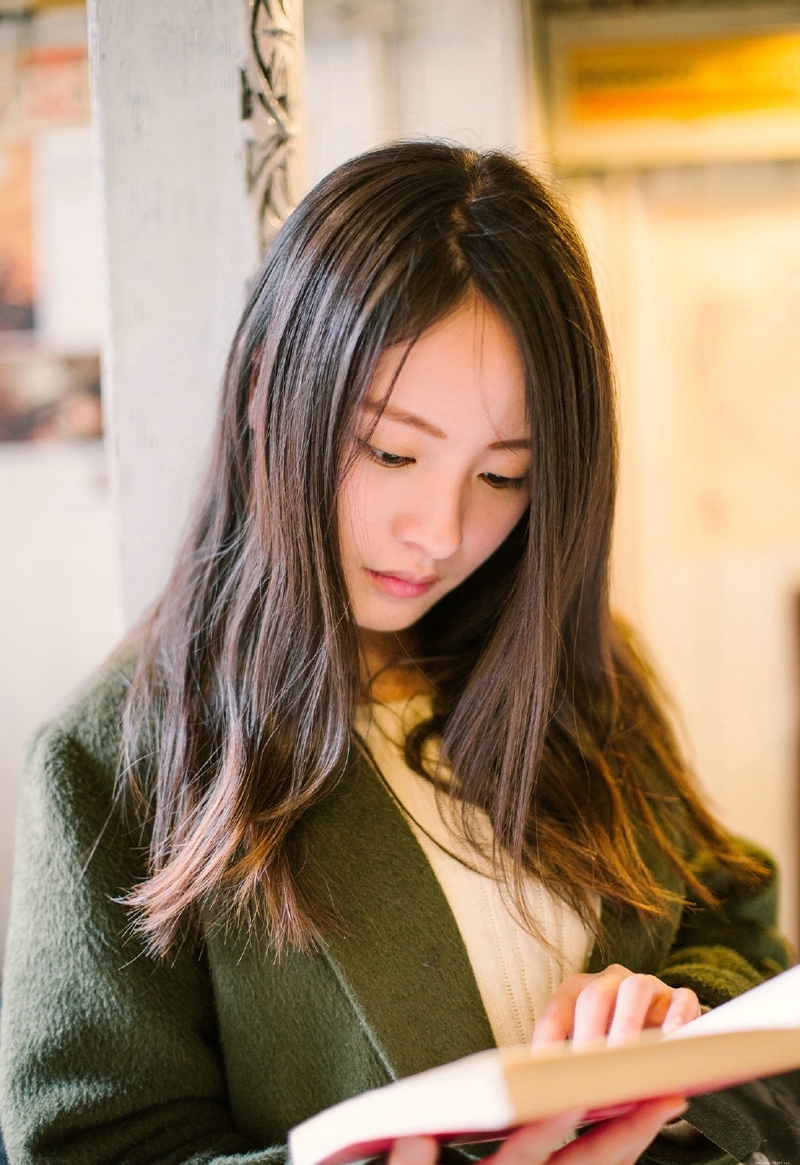 街角咖啡店内的气质风衣美女文艺写真