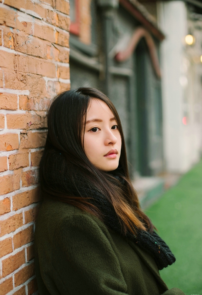 街角咖啡店内的气质风衣美女文艺写真