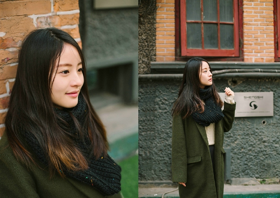 街角咖啡店内的气质风衣美女文艺写真