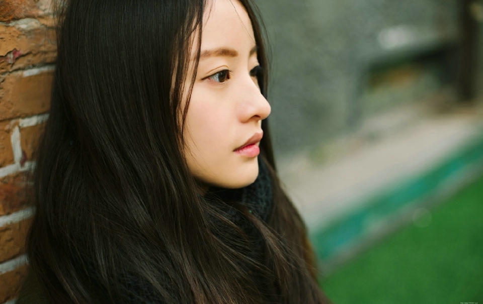 街角咖啡店内的气质风衣美女文艺写真