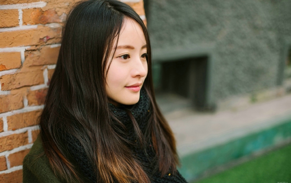 街角咖啡店内的气质风衣美女文艺写真