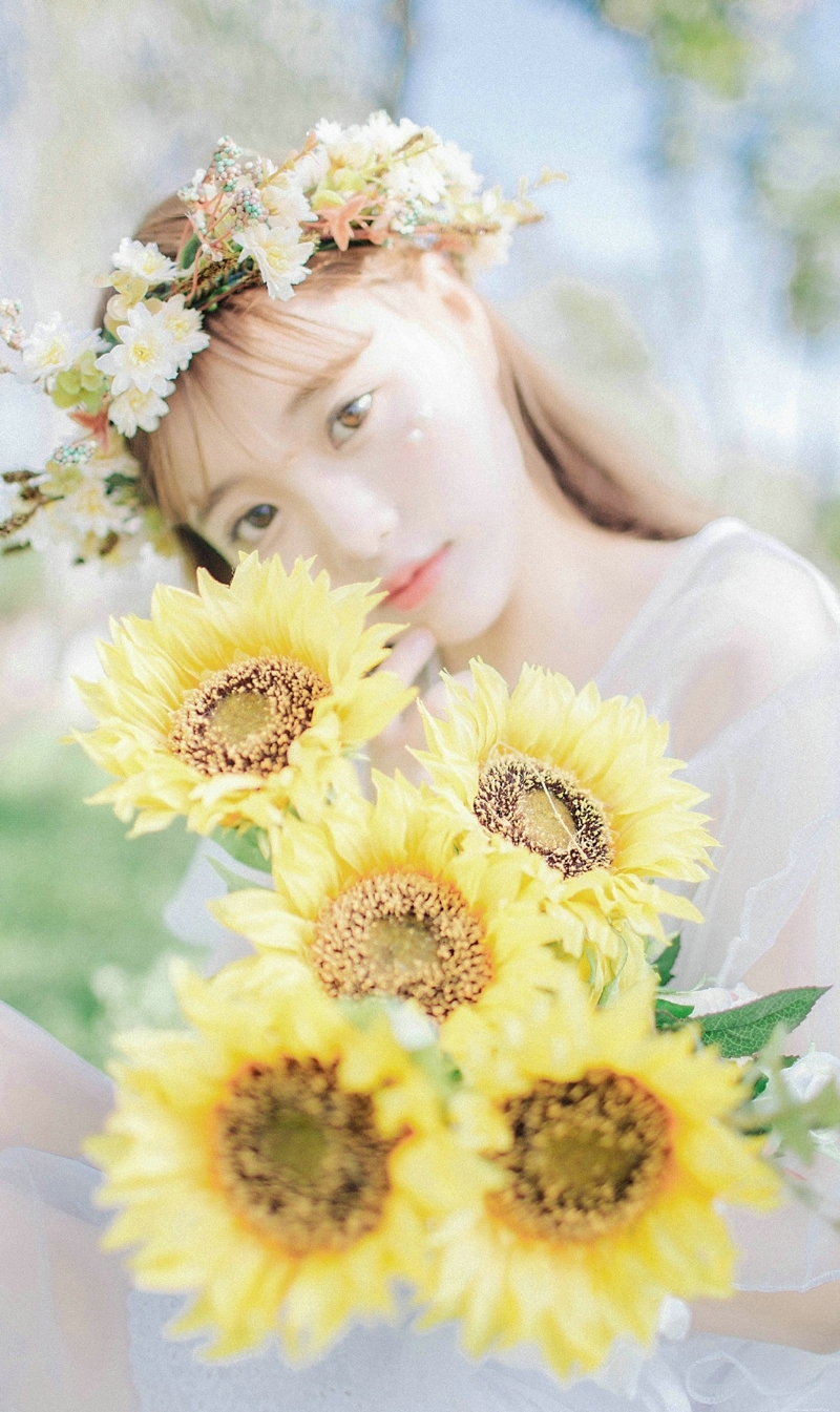 户外向日葵白裙少女温婉柔美写真