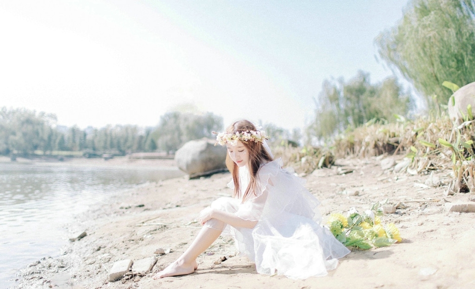 户外向日葵白裙少女温婉柔美写真