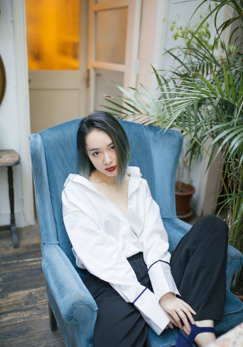 阳光下的短发衬衫气质美女温暖笑容