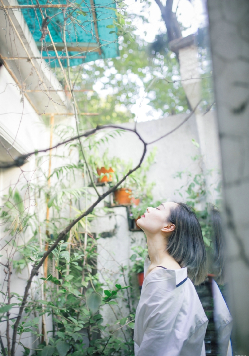 阳光下的短发衬衫气质美女温暖笑容