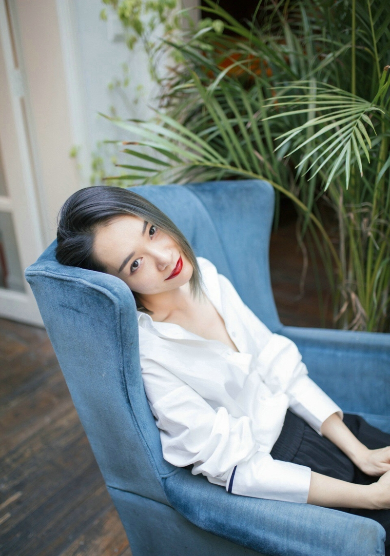 阳光下的短发衬衫气质美女温暖笑容