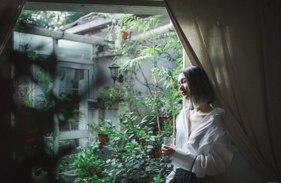 阳光下的短发衬衫气质美女温暖笑容