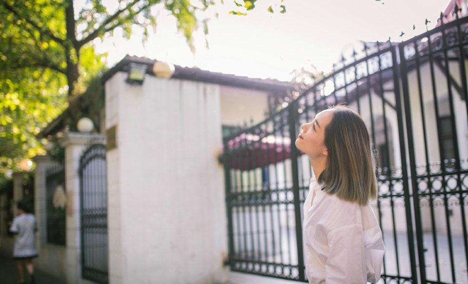 阳光下的短发衬衫气质美女温暖笑容