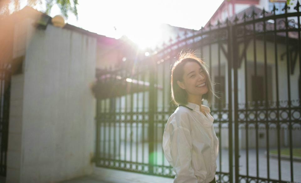 阳光下的短发衬衫气质美女温暖笑容