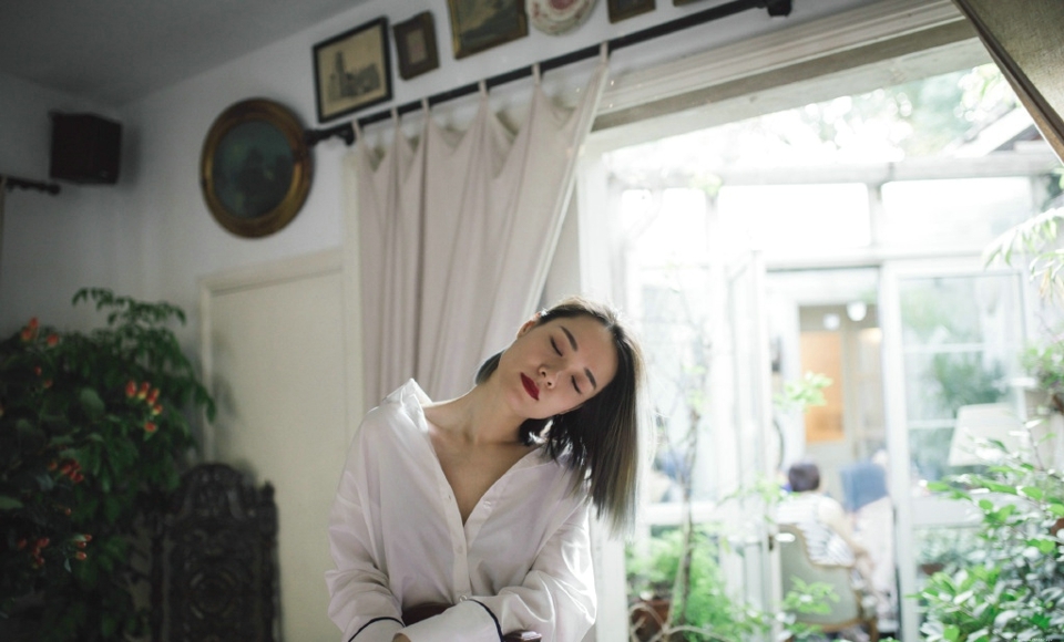 阳光下的短发衬衫气质美女温暖笑容