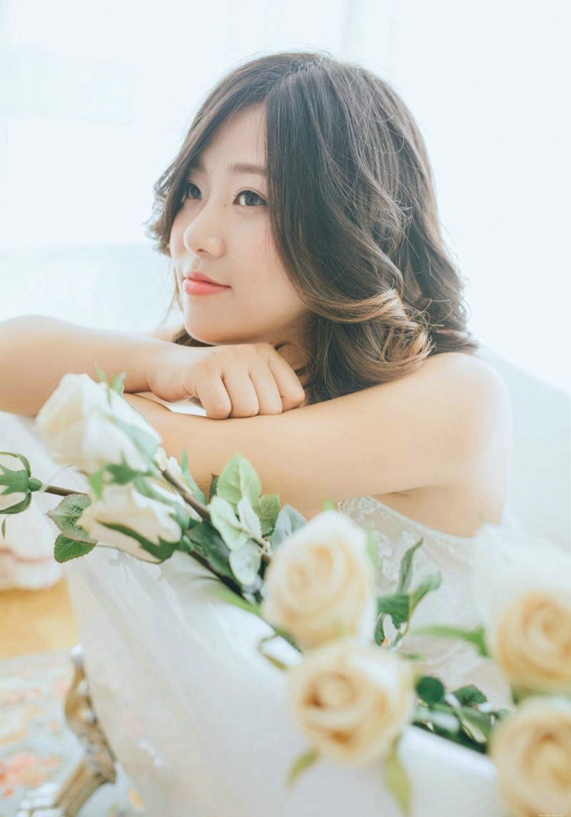 纯白私房内的吊带蕾丝睡衣气质女神