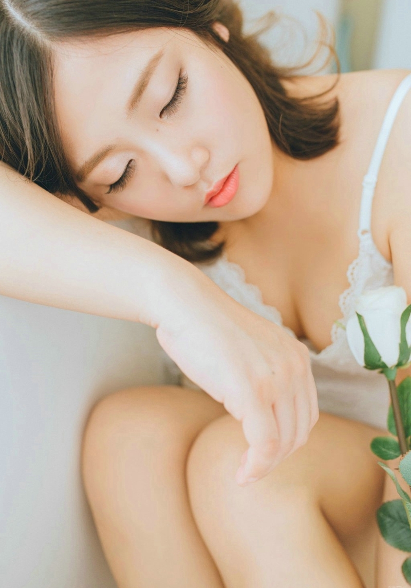 纯白私房内的吊带蕾丝睡衣气质女神