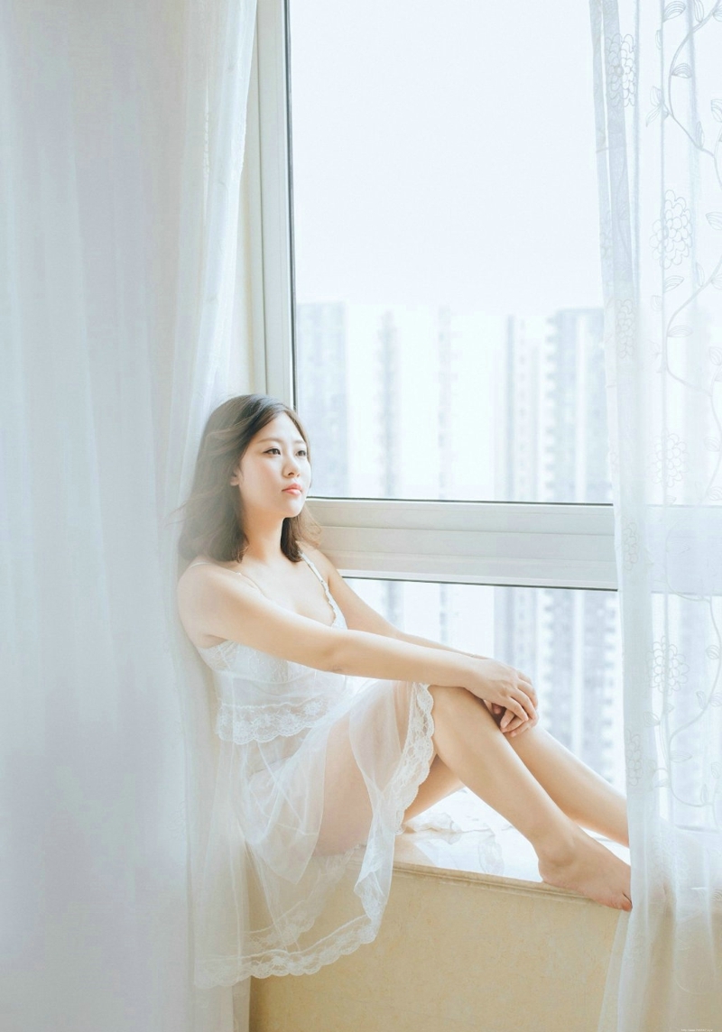纯白私房内的吊带蕾丝睡衣气质女神