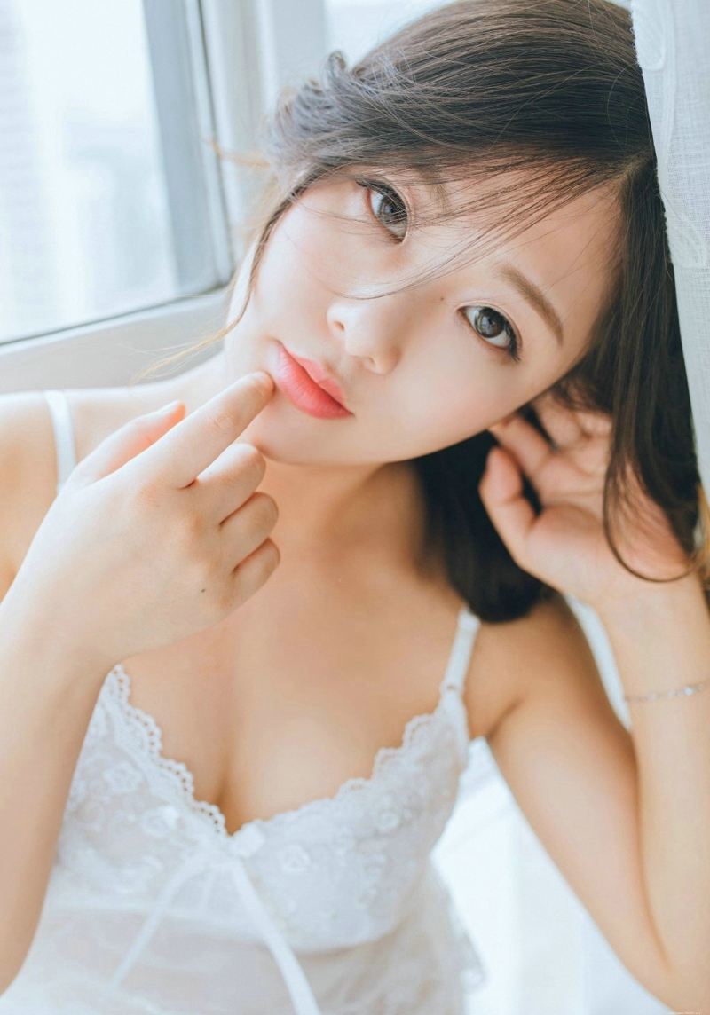 纯白私房内的吊带蕾丝睡衣气质女神