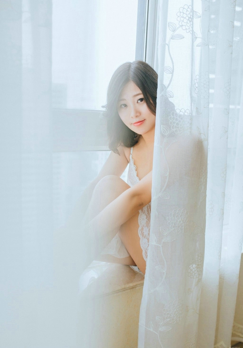 纯白私房内的吊带蕾丝睡衣气质女神