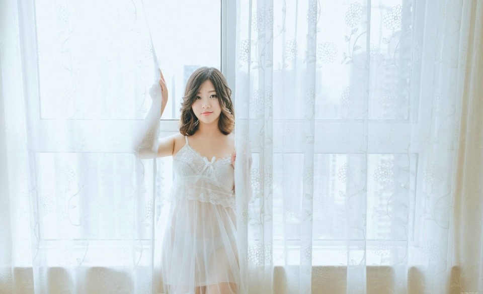 纯白私房内的吊带蕾丝睡衣气质女神