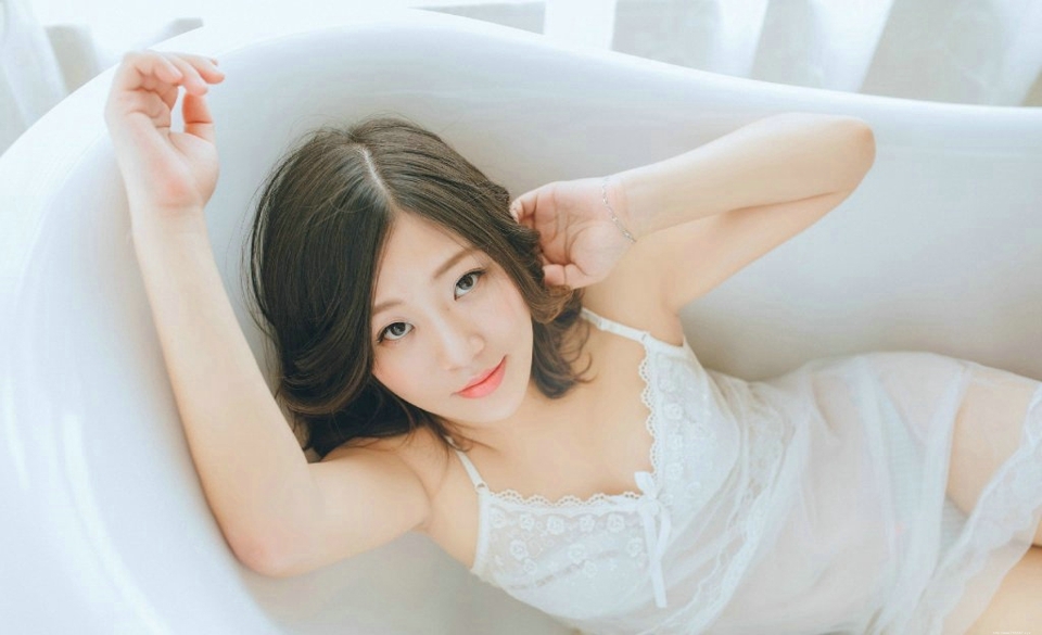 纯白私房内的吊带蕾丝睡衣气质女神