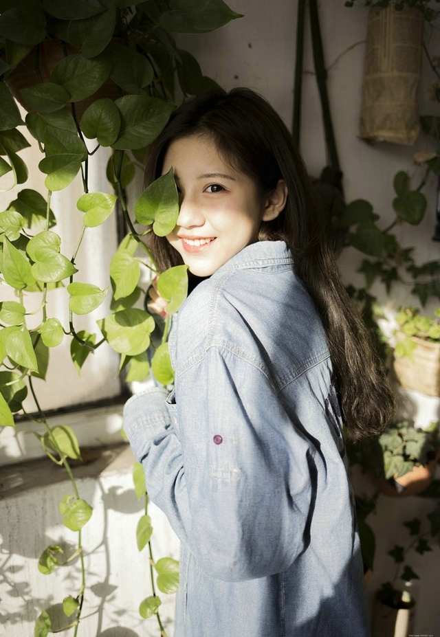 慵懒个性十足清纯甜美衬衫控少女温馨居家生活写真