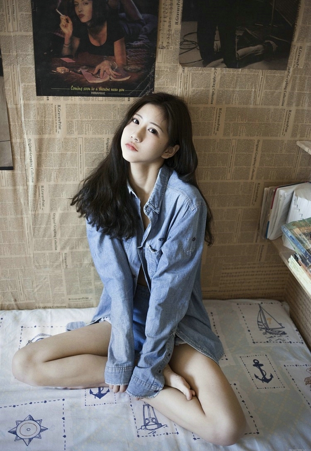 慵懒个性十足清纯甜美衬衫控少女温馨居家生活写真