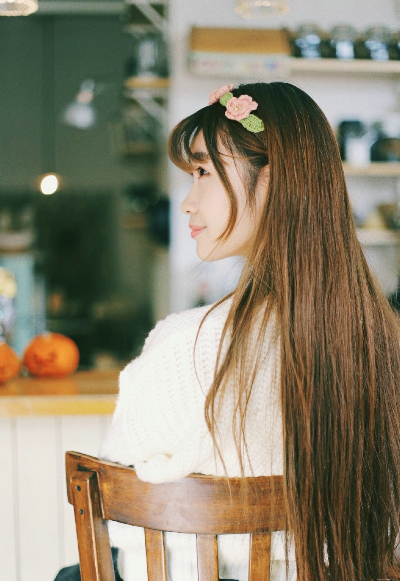 清纯花环长发妹子花朵般娇艳