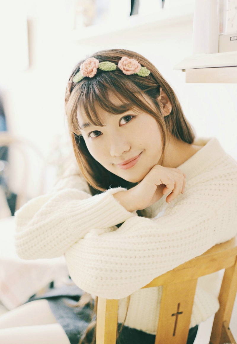 清纯花环长发妹子花朵般娇艳