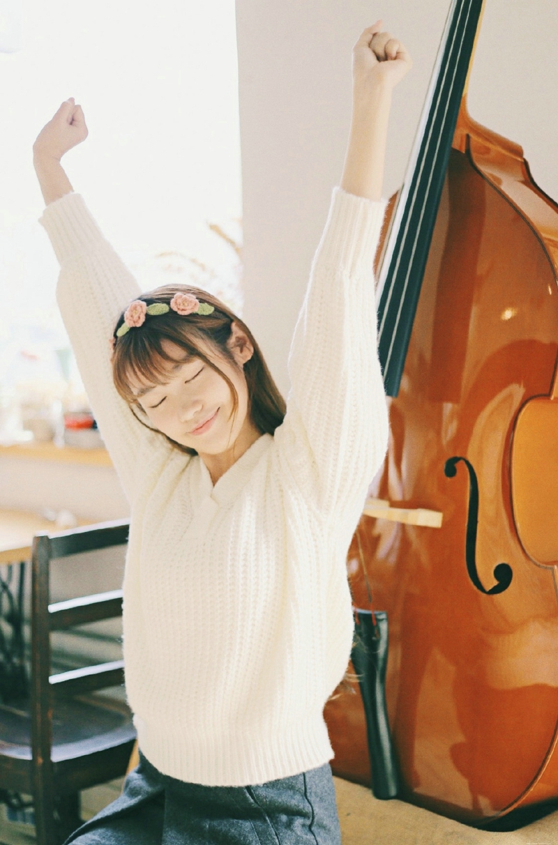 清纯花环长发妹子花朵般娇艳