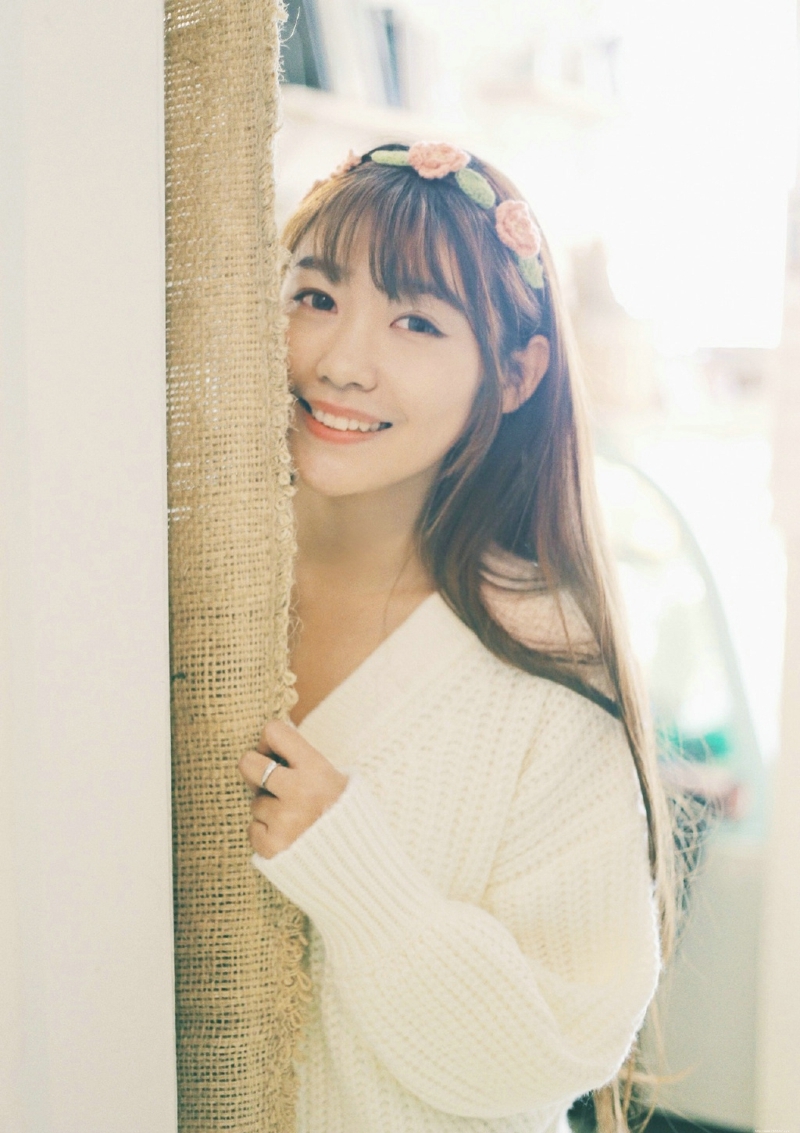 清纯花环长发妹子花朵般娇艳