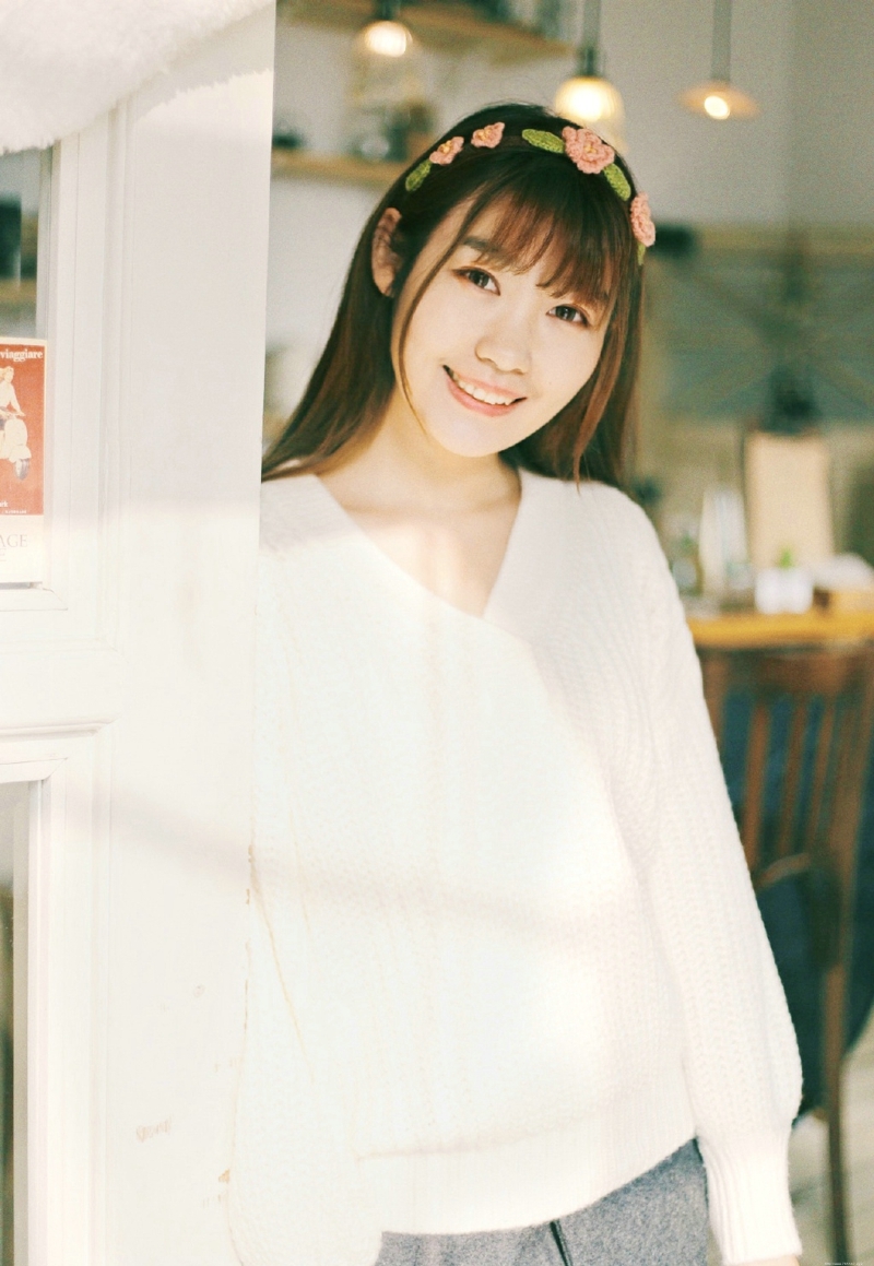 清纯花环长发妹子花朵般娇艳