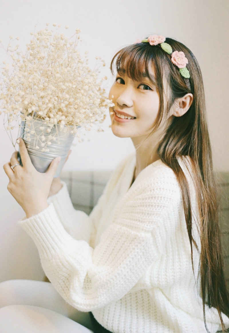 清纯花环长发妹子花朵般娇艳
