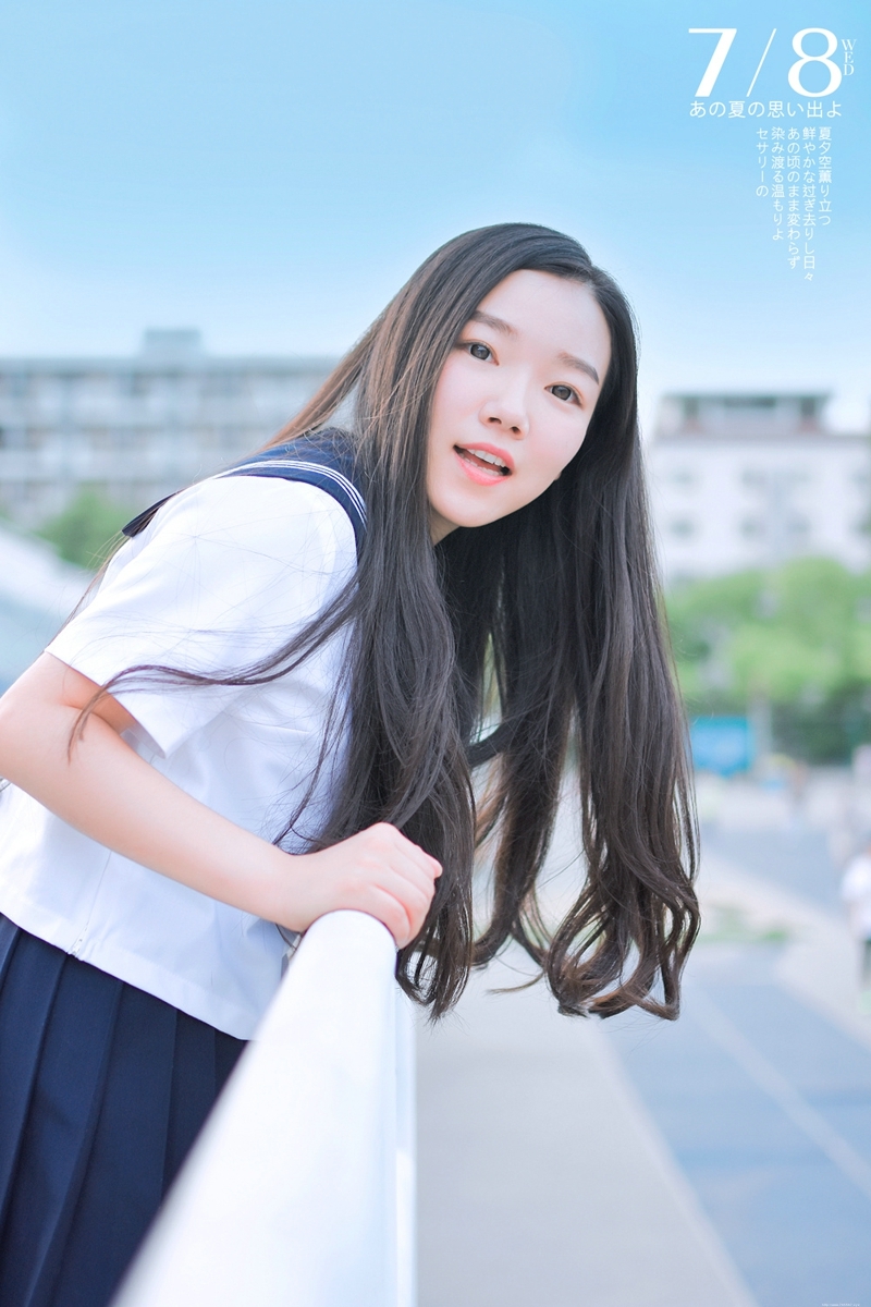 体育场内的日系校服美女长发飘飘