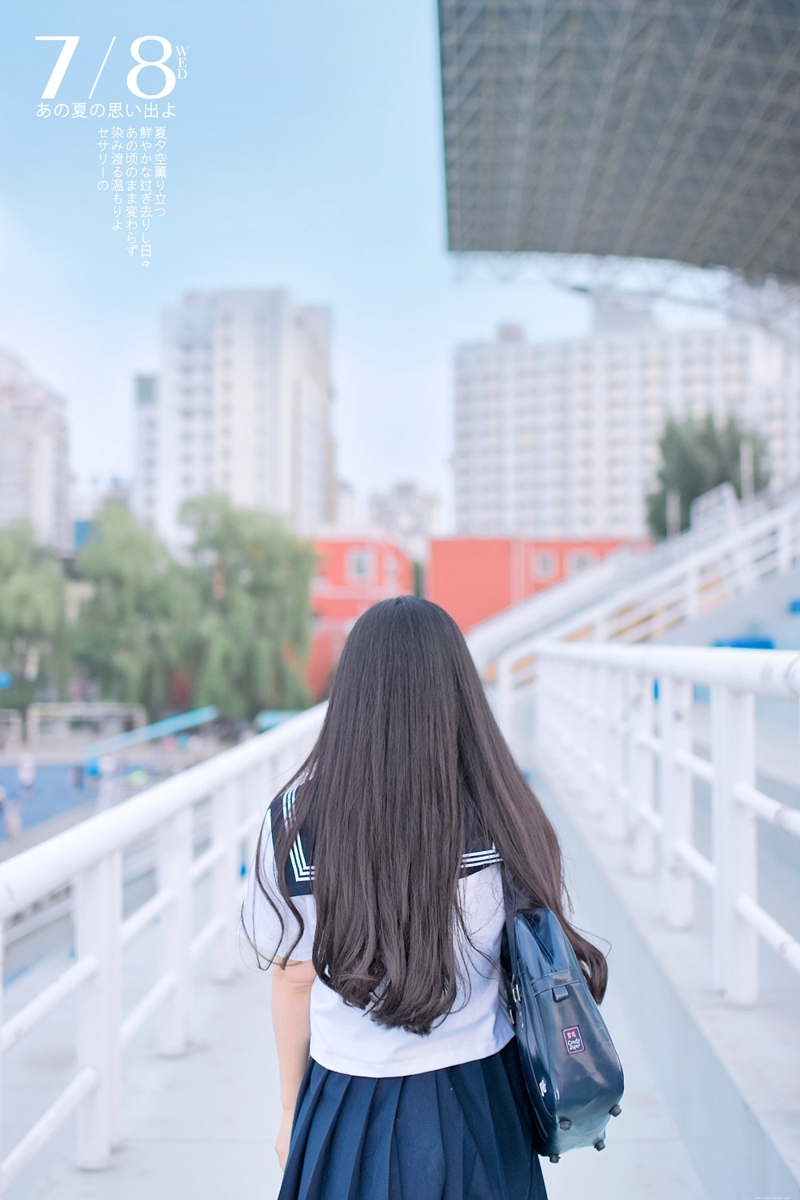 体育场内的日系校服美女长发飘飘