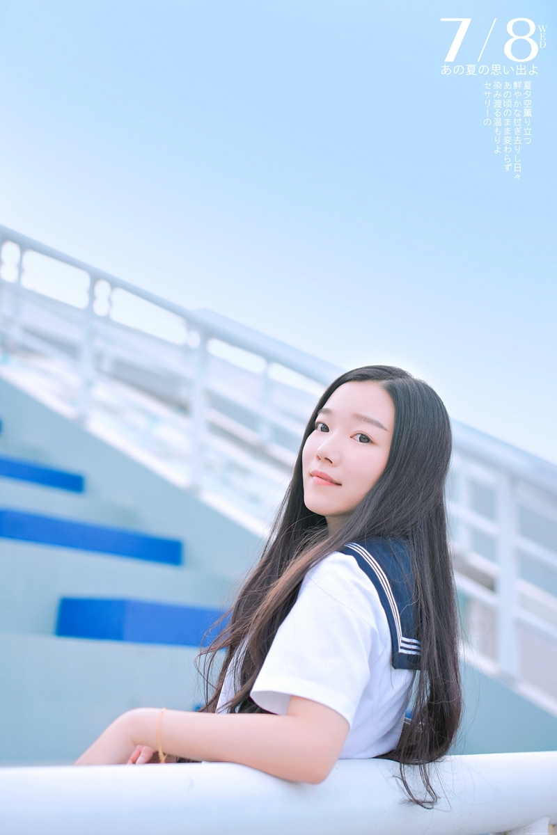 体育场内的日系校服美女长发飘飘