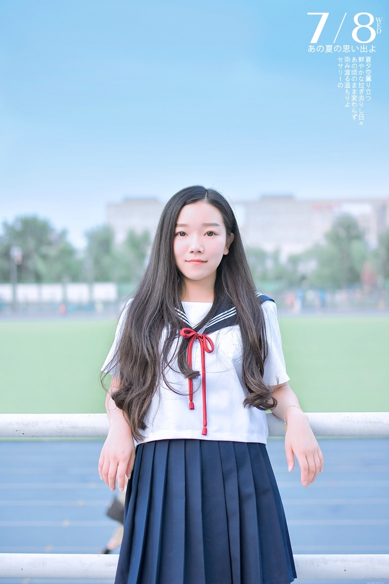 体育场内的日系校服美女长发飘飘