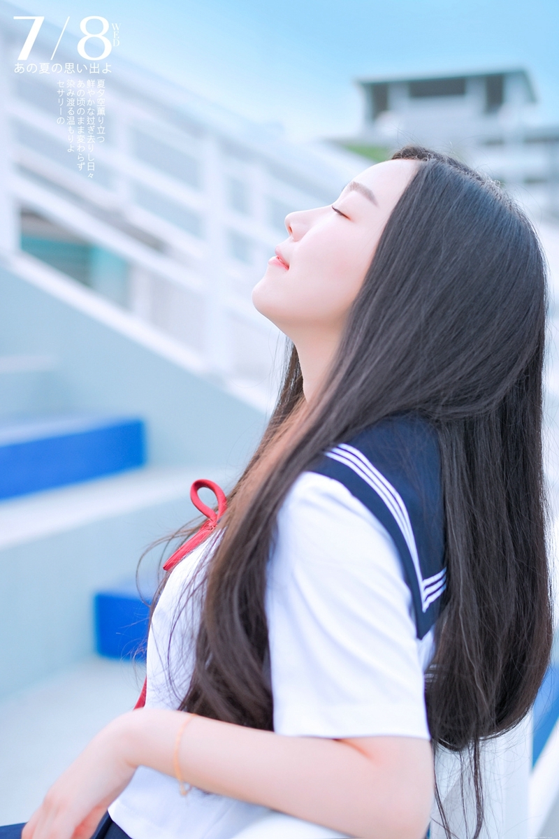 体育场内的日系校服美女长发飘飘