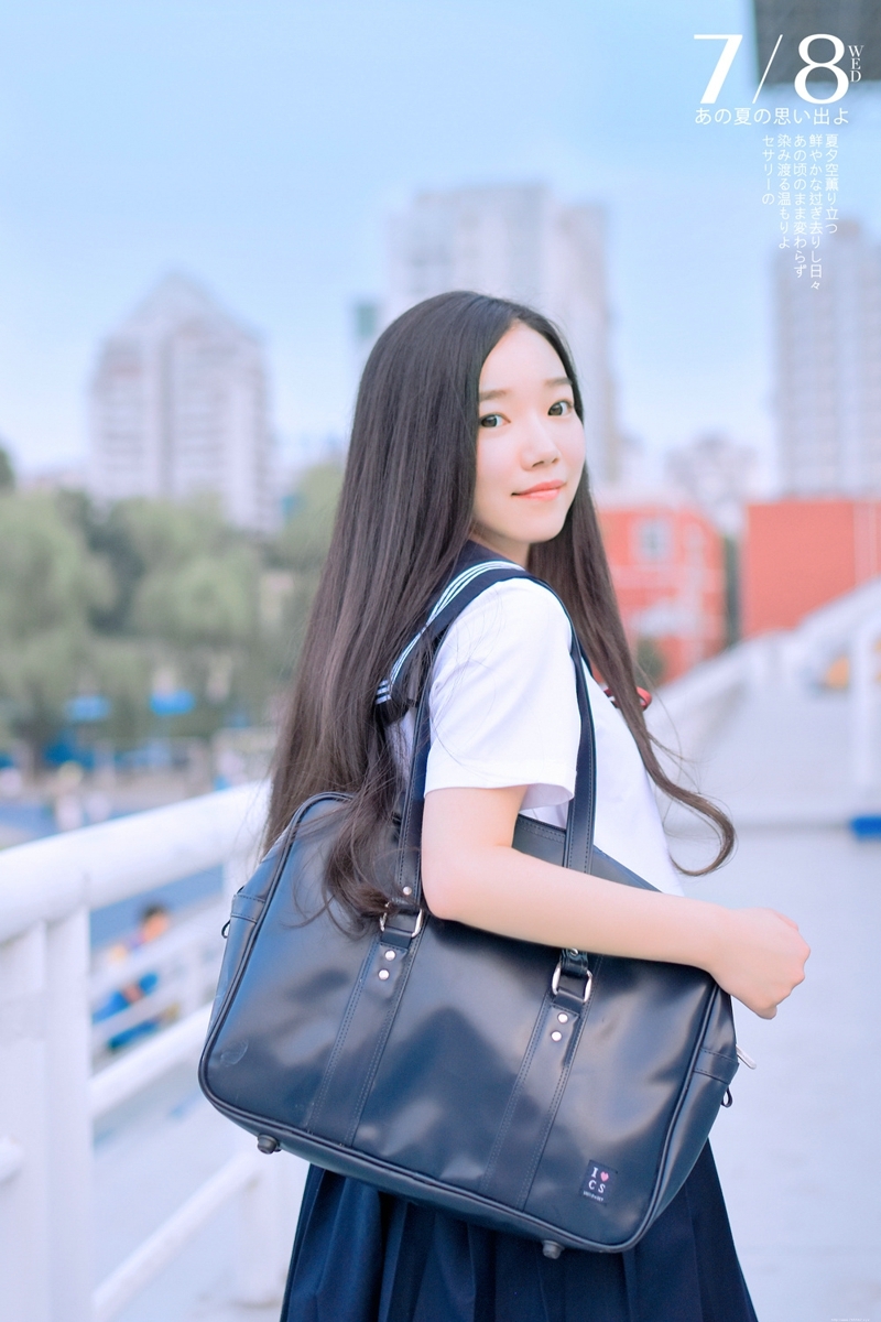 体育场内的日系校服美女长发飘飘