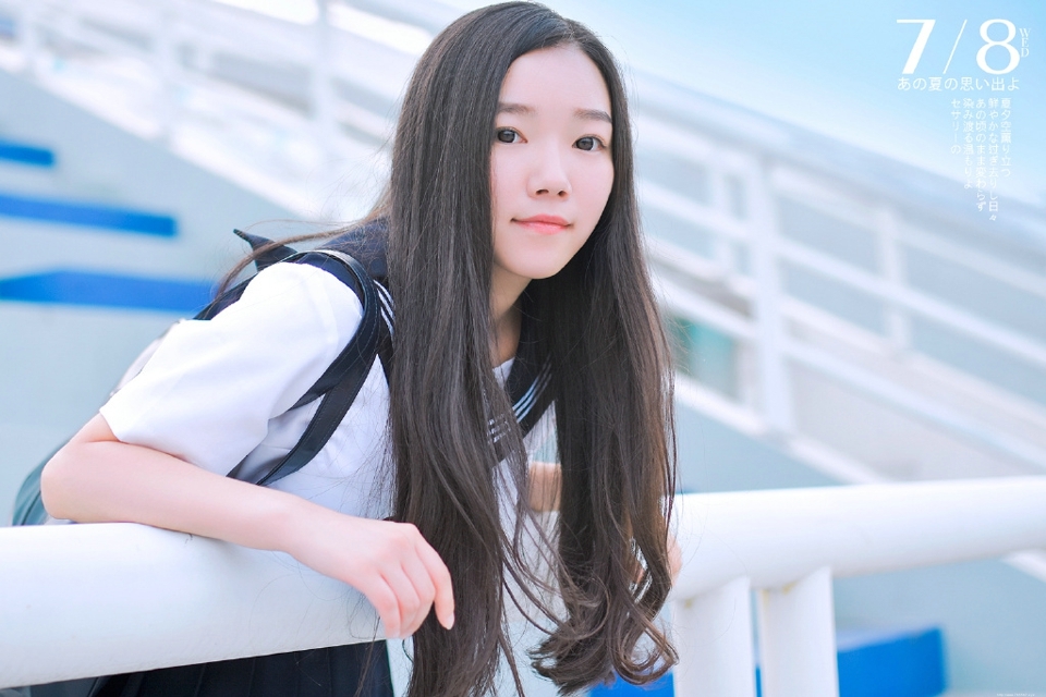 体育场内的日系校服美女长发飘飘