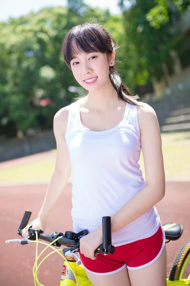 夏日背心马尾单车少女运动阳光写真