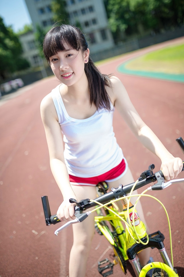 夏日背心马尾单车少女运动阳光写真