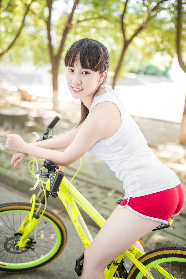 夏日背心马尾单车少女运动阳光写真