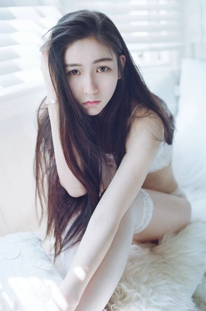 纯净私房内的蕾丝白皙肌肤少女魅人