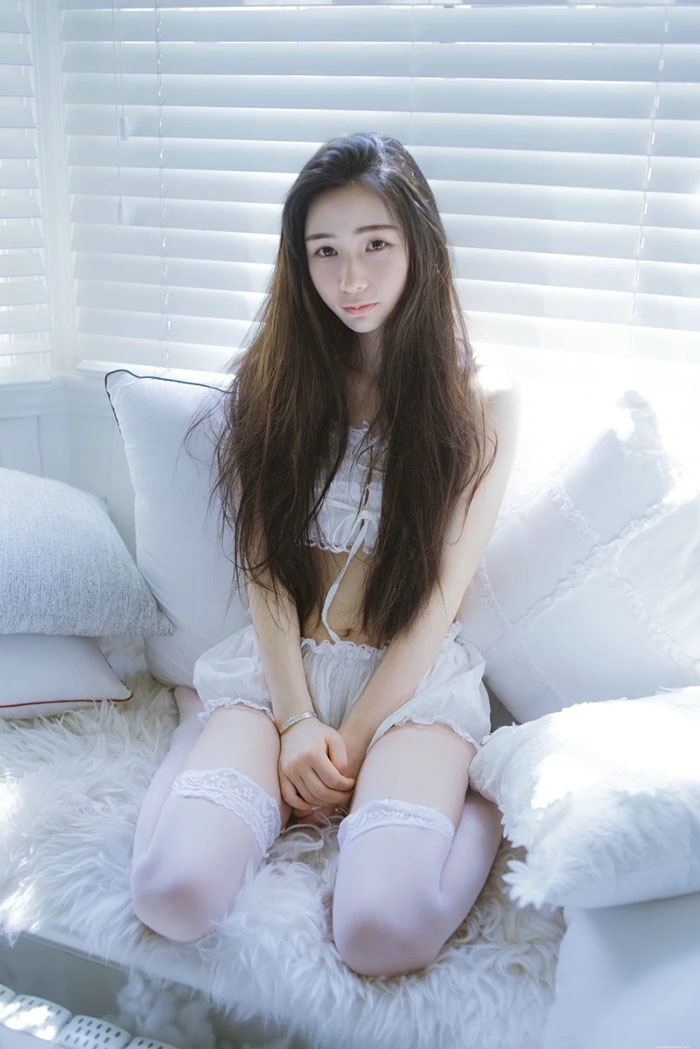 纯净私房内的蕾丝白皙肌肤少女魅人