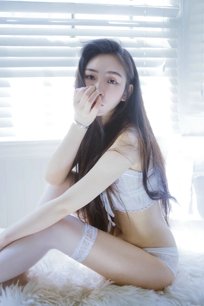 纯净私房内的蕾丝白皙肌肤少女魅人